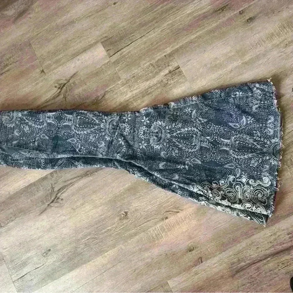 Free People Blue Floaty-Dot High Rise Raw Edge Just Float On Flare Jeans 27 Boho - Picture 8 of 9